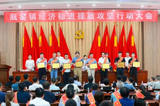 双金公司总经理胡建华上台领奖