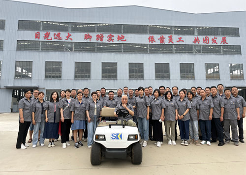 双金员工代表与董事长在威海双金厂房门前合影